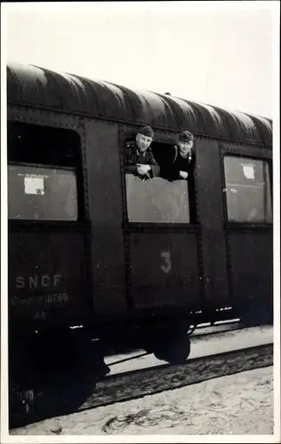 Foto Ak Französische Eisenbahn, SNCF, Soldaten am Fenster