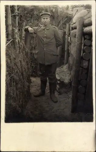Foto Ak Deutscher Soldat in Uniform im Schützengraben, I WK
