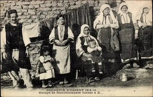 Ak Groupe de Blanchisseuses Serbes en costumes