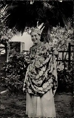 Ak Martinique, Jeune Martiniquaise en costume local