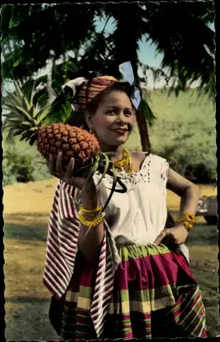 Ak Martinique, Jeune Martiniquaise en jupe, Belle in local costume