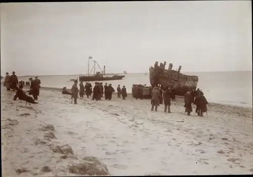 Foto List auf Sylt, Wrack am Strand, Pfingsten 1900