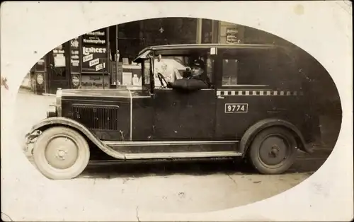 Foto Ak Berlin, Taxi Nr. 9774, Fahrer am Steuer, Automobil vor einem Geschäft