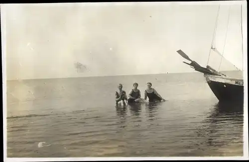 Foto Ostseebad Brunshaupten Kühlungsborn, Badende in Bademoden mit Dackel im Wasser