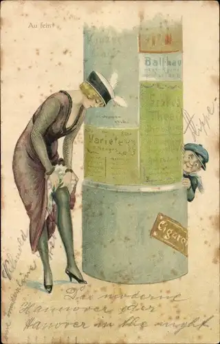 Künstler Ak Au fein, Frau richtet sich ihre Strümpfe, Junge hinter Litfaßsäule, Art Intime