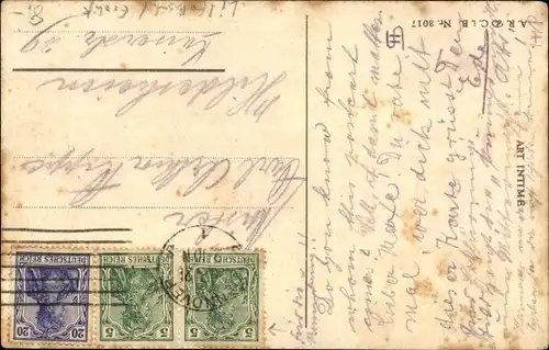 Künstler Ak Au fein, Frau richtet sich ihre Strümpfe, Junge hinter Litfaßsäule, Art Intime