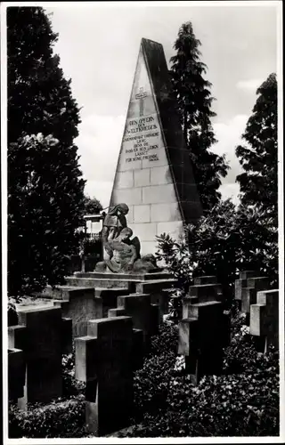 Ak Großröhrsdorf Sachsen, Ansicht vom Ehrenmal, Grabsteine
