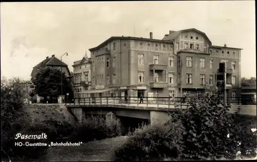 Ak Pasewalk in Mecklenburg Vorpommern, HO Gaststätte Bahnhofshotel, Hotel Monopol