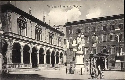 Ak Verona Veneto, Piazza dei Signori, Platz mit Blick auf Denkmal