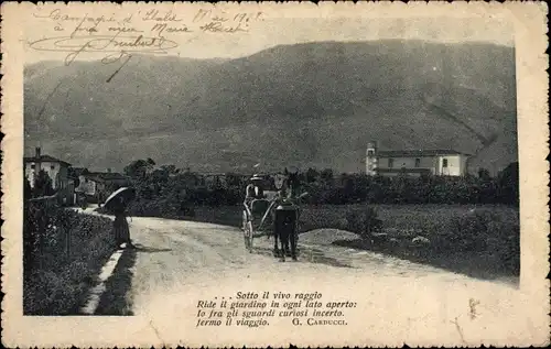 Ak Dorfpartie, Straße, Fuhrwerk, Sotto il vivo raggio...