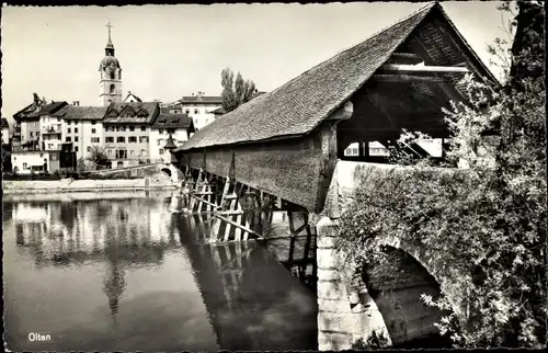 Ak Olten Kanton Solothurn, überdachte Brücke zum Ort