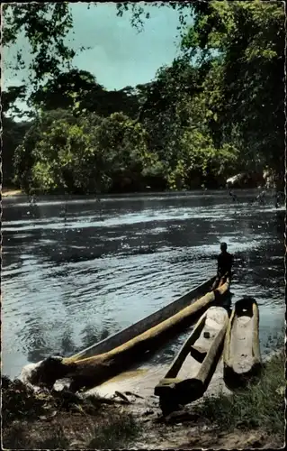 Ak L'Afrique en Couleurs, Pirogues, Ruderboote, Ufer