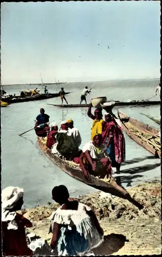 Ak L'Afrique en Couleurs, Pirogues sur le Fleuve