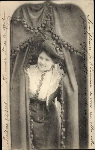 Ak Portrait einer Frau, Hut, Halskette, Vorhang