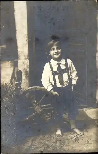 Ak Junge in Tracht, Schubkarre, Stroh, Haustür