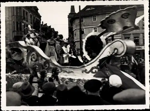 Foto Ak Festzug, Fest, Geschmückter Wagen