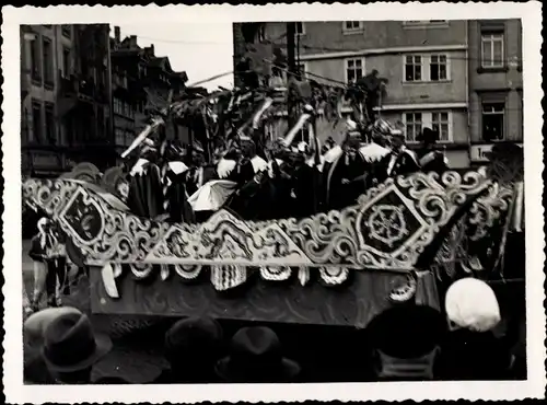 Foto Ak Festzug, Fest, Geschmückter Wagen