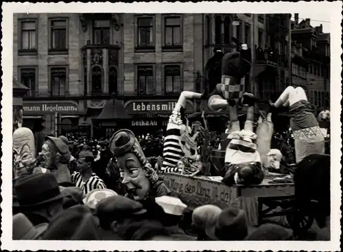 Foto Ak Festzug, Fest, Geschmückter Wagen, Masken, Akrobaten, Geschäfte