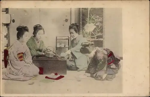 Ak Japan, Frauen in japanischen Trachten, Teekessel