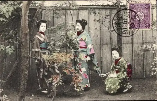 Ak Japan, Frauen in japanischen Trachten, Garten, Baum, Zaun