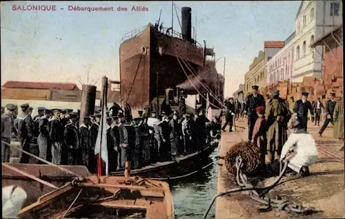 Ak Thessaloniki Griechenland, Débarquement des Alliés, Matrosen, Hafenpartie