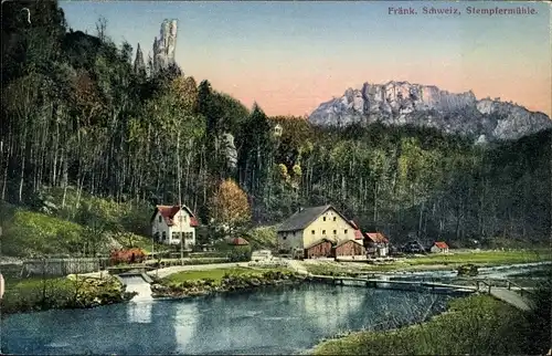 Ak Stempfermühle Gößweinstein in Oberfranken, Blick zur Mühle vor Felsformationen