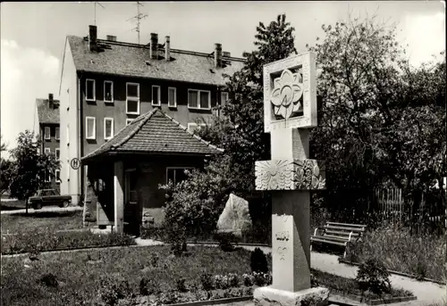Ak Schmölln in der Oberlausitz, Neubaugebiet, Sonnenuhr