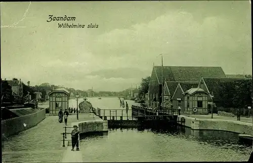 Ak Zaandam Zaanstad Nordholland, Wilhelmina sluis, Kleiner Junge auf dem Steg