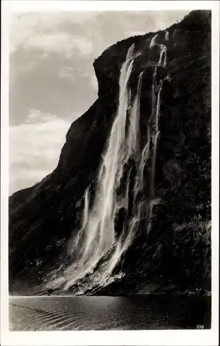 Ak Norwegen, Blick auf Wasserfälle im Fjord