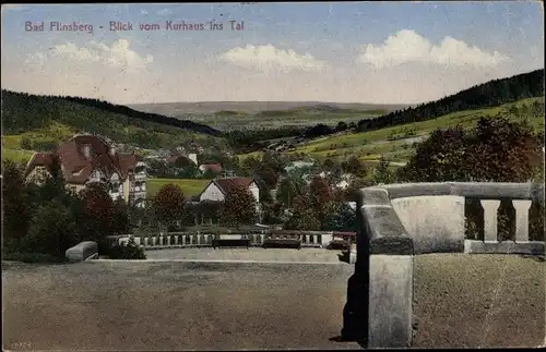 Ak Świeradów Zdrój Bad Flinsberg Schlesien, Blick vom Kurhaus ins Tal