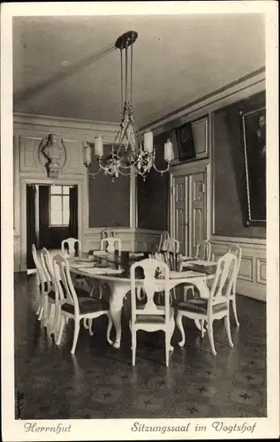 Ak Herrnhut Sachsen, Sitzungssaal im Vogtshof, Leuchter, Innenansicht