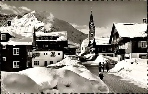 Ak Mittelberg im Kleinwalsertal Vorarlberg, Dorfpartie mit Widderstein und Bärenkopf, Winter