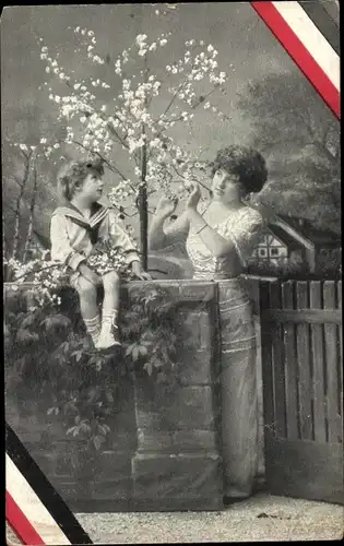Ak Frau und Junge an einem Blütenbaum, Patriotik