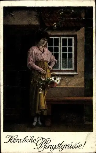 Ak Glückwunsch Pfingsten, Frau mit Blumenkorb vor einem Haus