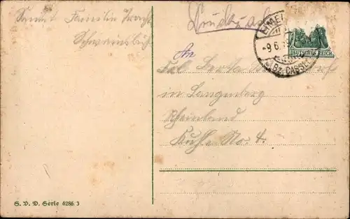 Ak Glückwunsch Pfingsten, Frau mit Blumenkorb vor einem Haus