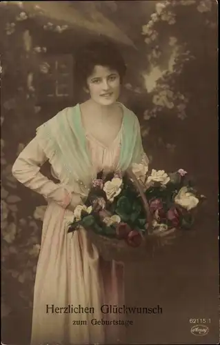 Ak Glückwunsch Geburtstag, Frau mit Blumenkorb