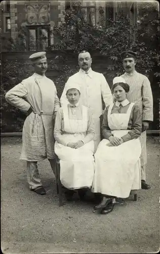Foto Ak Deutsche Soldaten mit Krankenschwestern und Arzt