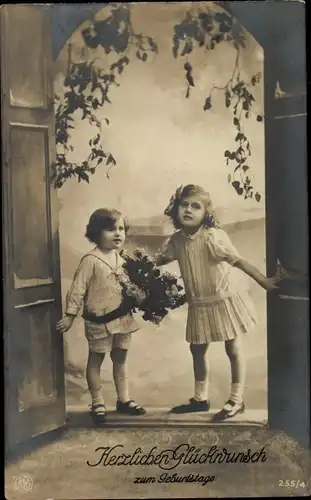 Ak Glückwunsch Geburtstag, Junge und Mädchen mit Blumen