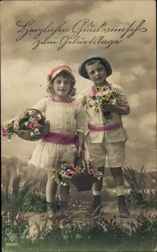 Ak Glückwunsch Geburtstag, Junge und Mädchen mit Blumensträußen