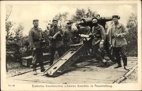 Ak Erobertes französisches schweres Geschütz in Feuerstellung, Deutsche Soldaten in Uniformen, I WK