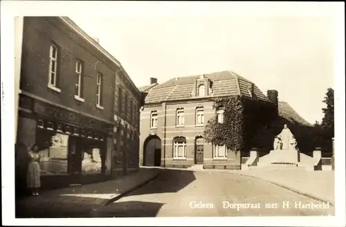 Ak Lutterade Geleen Limburg Niederlande, Dorpstraat met H. Hartbeeld