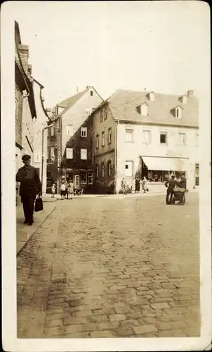 Foto Platz mit Passanten und Geschäften