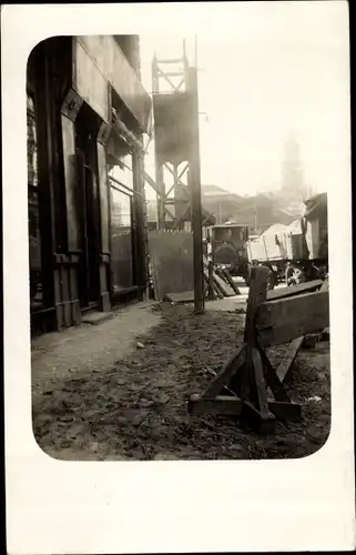 Foto Ak Baustelle, Kirchturm im Hintergrund