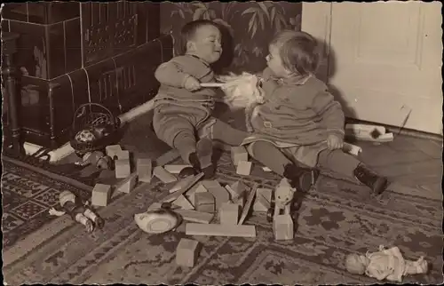 Foto Ak Zwei Kleinkinder mit Spielzeug, Bauklötze, Puppen