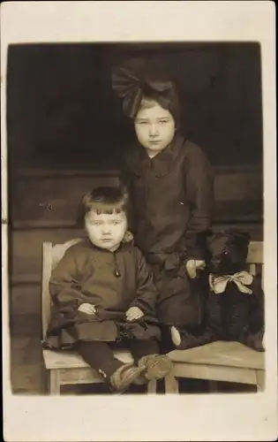 Foto Ak Kinderportrait, Zwei Mädchen mit Teddybär, Fotograf Werner Pollack, Sorau Niederlausitz