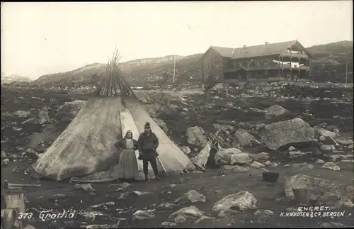 Ak Grotli Norwegen, Zelt, Ehepaar in Tracht, Im Hintergrund ein Gasthaus