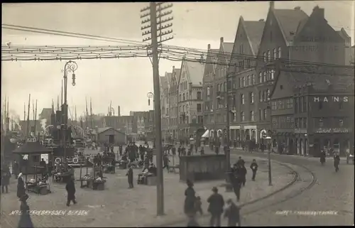 Ak Bergen Norwegen, Stadtpartie, Passanten, Bahnschienen