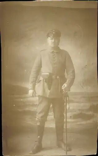 Foto Ak Deutscher Soldat in Uniform, Standportrait, Kaiserzeit