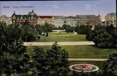 Ak Riesa an der Elbe Sachsen, Kaiser Wilhelmplatz, Parkanlage, Rasenfläche, Häuserreihe