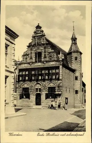 Ak Woerden Utrecht Niederlande, Oude Stadhuis met schandpaal